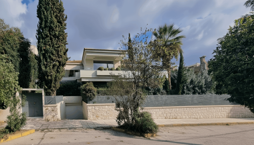 APARTMENT BUILDING IN PALEO PSYCHICO